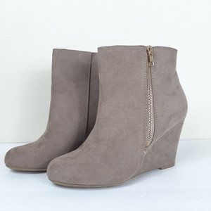 Report Womens Russi Taupe Faux Suede Booties Shoes